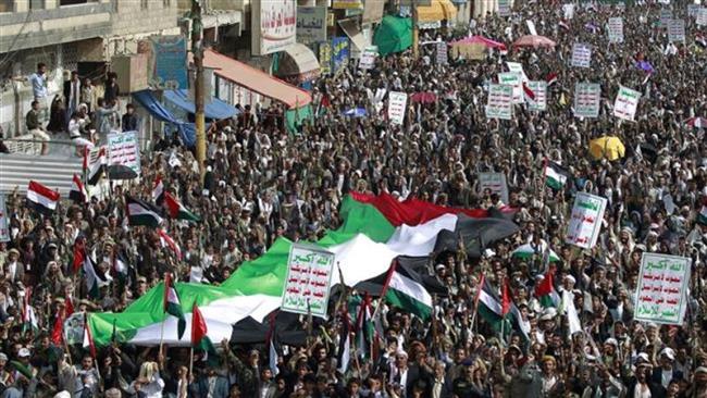 Yemeni people hold a giant Palestinian flag during a rally to mark the International Quds Day in support of Palestinians, in the Yemeni capital, Sana’a, July 10, 2015. (Photo by AFP)