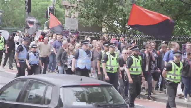 Pro- and anti-Muslim protesters face off in Edinburgh