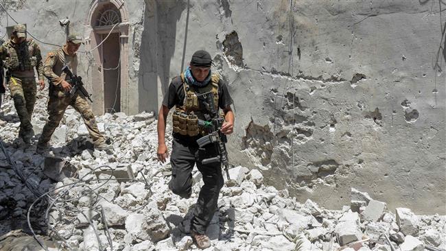 Iraqi forces advance through the Old City of Mosul on June 25, 2017, during the ongoing offensive to retake the last district held by Takfiri Daesh terrorists. (Photo by AFP)