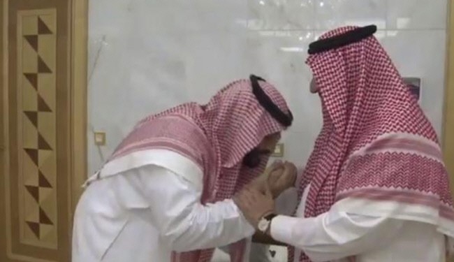 محمد بن سلمان ولیعهد جدید، دست محمد بن نایف ولیعهد پیشین را می بوسد