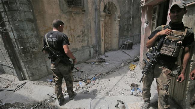 Members of the Iraqi Counter-Terrorism Service (CTS) advance through Mosul