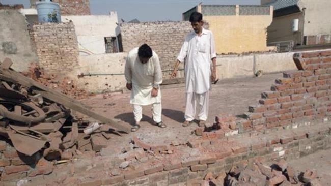 Pakistani villagers show the impact from heavy mortar shells fired by Indian troops in the border village of Chaprar, October 24, 2016. (Photo by AFP)