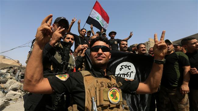 Members of Iraqi Counter-Terrorism Service celebrate in the Old City of Mosul following its complete liberation from Daesh terrorists on July 9, 2017. (Photo by Reuters)