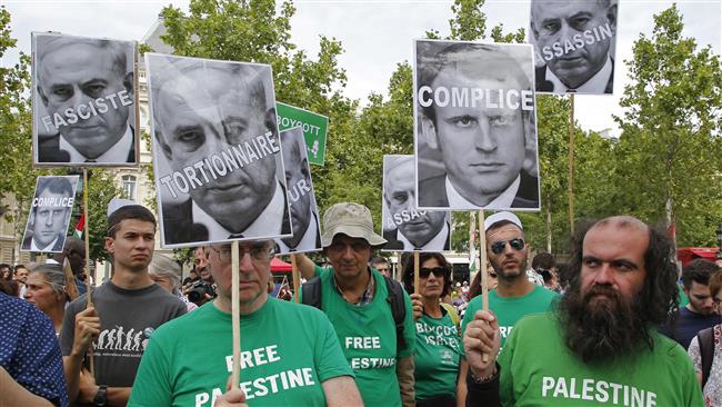 Pro-Palestinian activists shout anti- Israeli slogans during an anti-Israel protest in Paris on July 15, 2017. (Photo by AP)