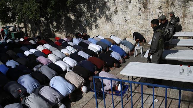 Palestinian Muslim worshipers, who refuse to enter al-Aqsa Mosque compound due to new measures by Israeli regime, pray near a main entrance to the religious site in the Old City of Jerusalem al-Quds, on July 16, 2017. (Photo by AFP)