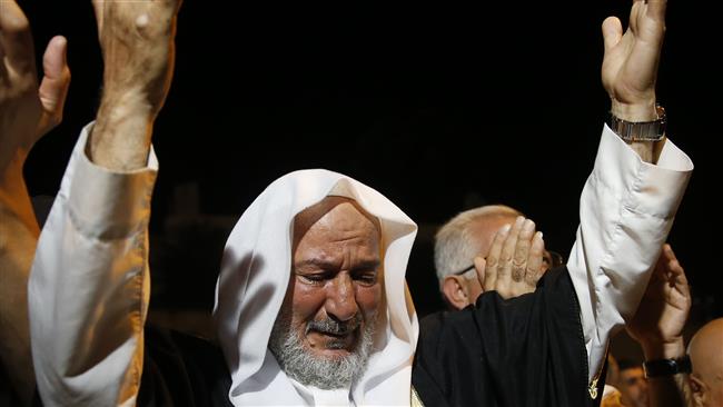 Palestinian Muslim faithfuls pray next to Lions Gate, a main entrance to the al-Aqsa Mosque compound in the occupied East Jerusalem al-Quds on July 20, 2017, as they protest against new Israeli measures implemented at the holy site. (AFP photo)