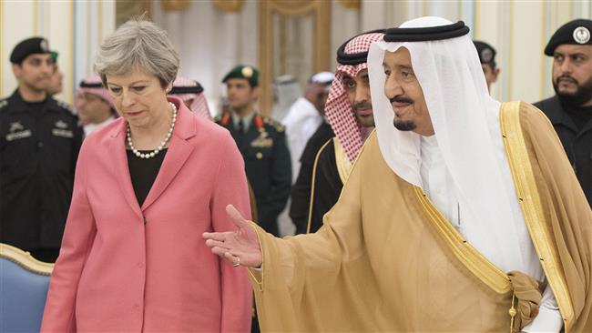 A handout picture provided by the Saudi Royal Palace on April 5, 2017 shows Saudi King Salman bin Abdulaziz Al Saud (R) receiving British Prime Minister Theresa May in the capital Riyadh. (Photo by AFP)
