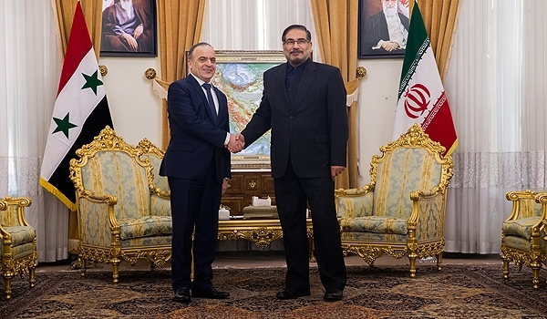 شمخاني خلال استقباله عماد خميس