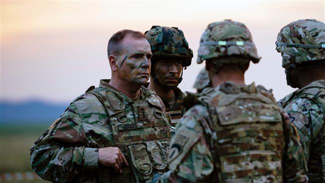 Lieutenant General Ben Hodges (L), commanding general of the US Army in Europe, chats with US Soldiers during the