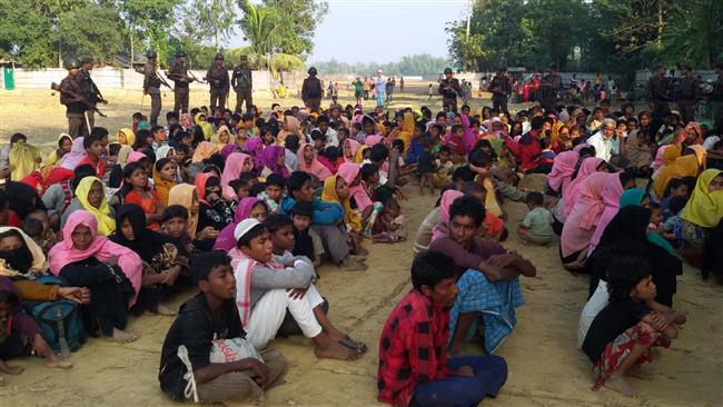 Rohingya Muslims, who tried to flee to Bangladesh, are kept under watch by Bangladeshi security officials, on December 25, 2016. (Photo by AFP)