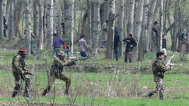 Kashmiri civilians flee after Indian forces fire live ammunition near the site of a gun battle with suspected militants, in Chadoora, in the Badgam district of Srinagar, on March 28, 2017. (Photo by AFP)