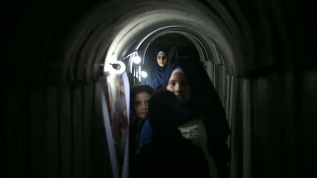 Palestinians walk inside a tunnel in Gaza City, July 21, 2016. (Photo by AFP)