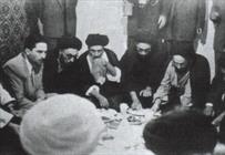 چهلمين روز درگذشت آيت الله خوانساري؛ از راست نفر اول امام خميني و نفر سوم آیت الله كاشاني