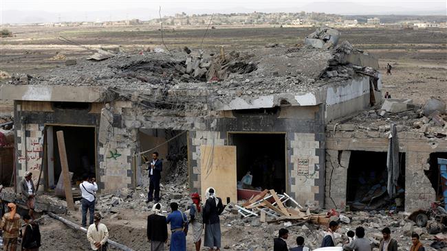 People gather at the site of a Saudi air raid in Arhab area, around 20 kilometers north of Sana’a, Yemen, on August 23, 2017. (Photo by Reuters)