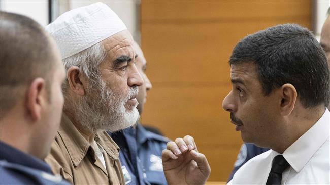 Sheikh Raed Salah (C), leader of the northern branch of the Islamic Movement in Israel, arrives at the Israeli Rishon Lezion magistrate court, near Tel Aviv in the occupied Palestinian territories, on August 15, 2017. (Photo by AFP)