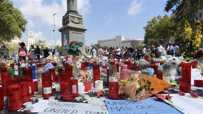 People leave flowers, candles, balloons and other objects to pay tribute to the victims of the Barcelona and Cambrils attacks, on the Rambla Boulevard in Barcelona, August 21, 2017. (Photo by AFP)