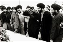  مرحوم حضرت آیت الله مرعشی نجفی در حال قرائت فاتحه بر مزار مرحوم آیت الله طالقانی