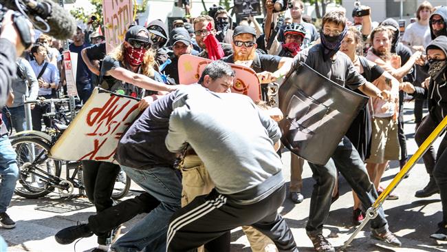 A group of protesters clash at Martin Luther King Park Jr. Civic Center Park in Berkeley, California, August 27, 2017. (Photo by AFP)