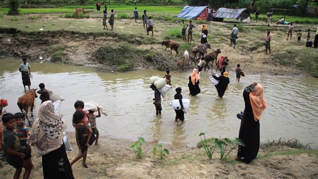 Rohingya refugees head back to Myanmar as Bangladeshi border guards drive them away from Bangladeshi territory near Ukhiya on August 28, 2017. (Photos by AFP)