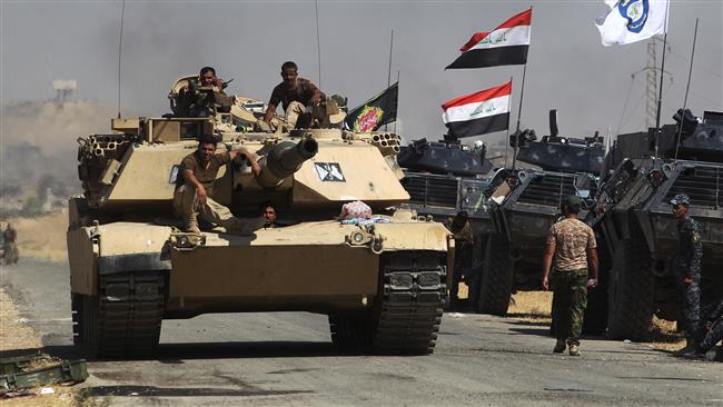 Iraqi forces take position on a road as they advance towards Al-Ayadiah village near Tal Afar, during an operation to retake the city from Daesh group on August 29, 2017. (Photo by AFP)