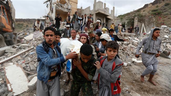 People carry the body of Muhammad Mansour recovered from under the rubble of a house destroyed by a Saudi airstrike in Sana’a, Yemen, on August 25, 2017. (Photos by Reuters)