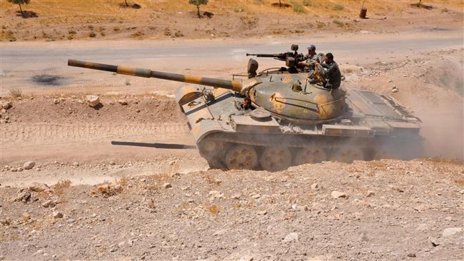 A tank belonging to the Syrian forces is seen in the Salamiyah city, some 33 kilometers southeast of Hama, on August 19, 2017, during an offensive against Daesh. (Photo by AFP)