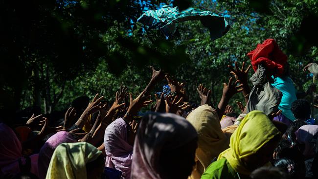 Rohingya refugees gather around a truck delivering clothes in Cox’s Bazar, Bangladesh, on September 15, 2017. (Photo by AFP)