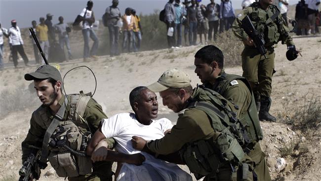African refugees clash with Israeli soldiers after they left Holot detention center in the Negev Desert on June, 27, 2014. (Photo by AP)