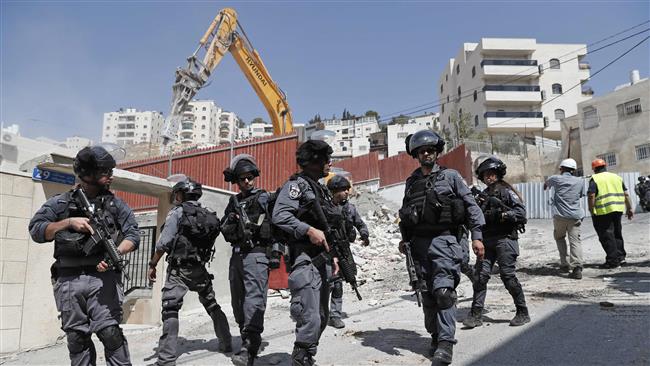 Israeli policemen keep watch the demolition of a Palestinian home in East Jerusalem al-Quds on September 13, 2017. (Photo by AFP)