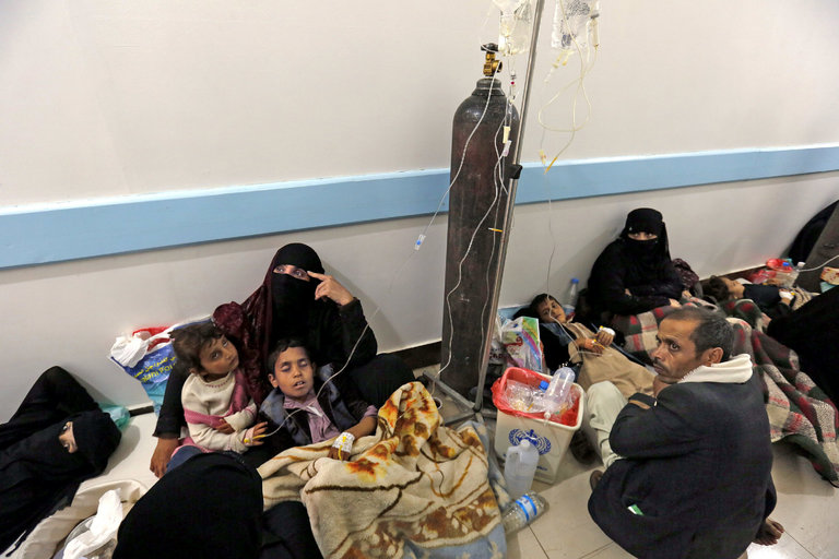 Yemenis infected with cholera receiving treatment