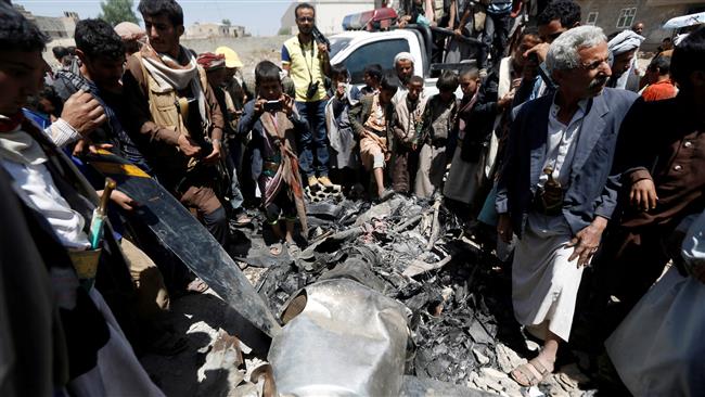 People gather around the engine of an unmanned aerial vehicle, which Houthi Ansarullah fighters said they downed in Sana’a, Yemen, on October 1, 2017. (Photo by Reuters)