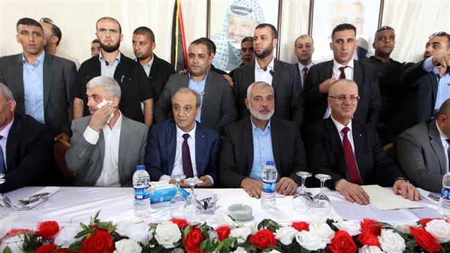 Senior Fatah and Hamas officials are seen during a meeting in Gaza City, October 2, 2017. (Photo by AFP)
