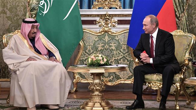 Russian President Vladimir Putin (R) meets with Saudi King Salman bin Abdulaziz Al Saud at the Kremlin in Moscow, October 5, 2017. (Photo by AFP)