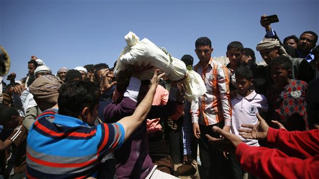 Yemenis bury the body of the son of TV director Mounir al-Hakimi who was killed by a Saudi airstrike in Sana’a, February 16, 2016. (Photo by AP)