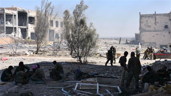 Syrian pro-government members advance in the Jamiyet al-Ruwad neighborhood, on the northern outskirts of Dayr al-Zawr, on September 14, 2017, during their ongoing battle against Daesh Takfiri terrorist group. (Photo by AFP)