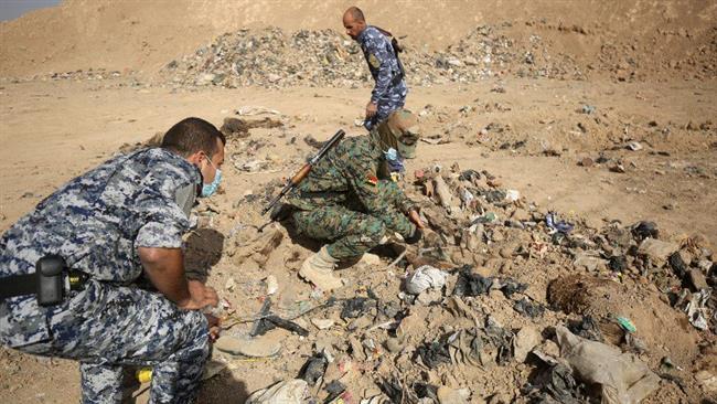 Iraqi soldiers check a mass grave they discovered in Hamam al-Alil area on November 7, 2016, after they recaptured the area from Daesh. (Photo by AFP)