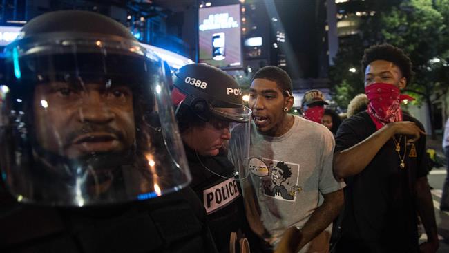Protesters taunt riot police during a demonstration in Charlotte, North Carolina, September 21, 2016. (Photo by AFP)