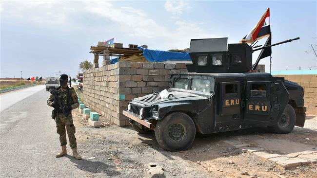 An Iraqi army soldier stands guard at a position retaken from Kurdish forces in the town of Taza Khurmatu, near Iraq’s Kirkuk Province, October 13, 2017. (Photo by AFP)