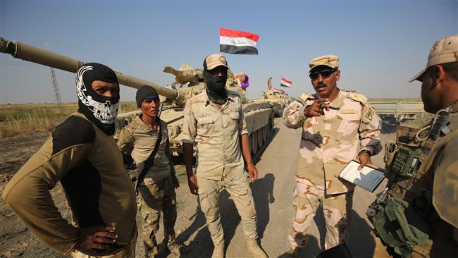 Iraqi forces discuss military tactics as they move toward Kurdish Peshmerga positions on the outskirts of the northern city of Kirkuk, on October 15, 2017. (Photo by AFP)