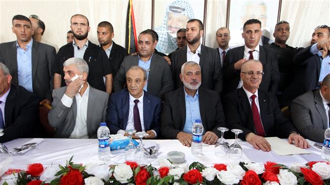 Senior Palestinian officials from the rival Hamas and Fatah parties sit during a meeting in Gaza City October 2, 2017. (Photo by AFP)