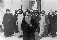  دیدنی/ مرحوم حاج سید مصطفی خمینی در کنار امام خمینی در ورود به شهر نجف در سال 