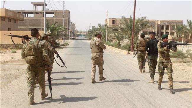 Iraqi forces patrol during a military operation against Daesh Takfiri terrorists in the village of Anna in the western province of Anbar on September 22, 2017. (Photo by AFP)