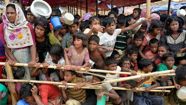 Rohingya Muslim refugees wait to receive food distributed by a Turkish aid agency at the Thaingkhali refugee camp in Ukhia, in Bangladesh, October 21, 2017. (Photo by AFP)