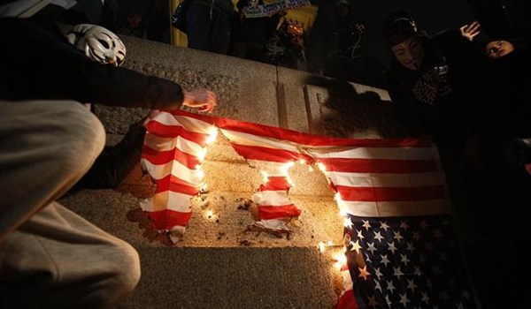 UK anti-govt. protesters burn US flag, wave Palestine’s
