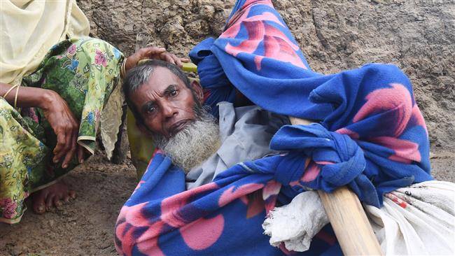Rohingya Muslim refugees, who had been stranded in the no-man’s land between Myanmar and Bangladesh, wait to enter Palongkhali in Bangladesh’s Ukhia district, November 2, 2017. (Photo by AFP)