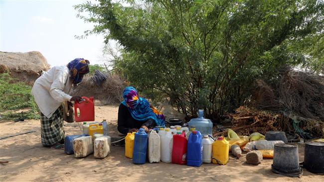 Women fill containers with water on the outskirts of the Red Sea port city of Hudaydah, Yemen, November 12, 2017. (Photo by AFP)