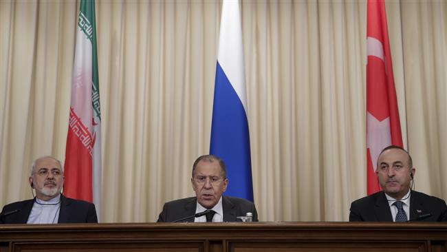 (L-R): Iranian Foreign Minister Mohammad Javad Zarif and his Russian and Turkish counterparts Sergei Lavrov and Mevlut Cavusoglu attend a press conference in Moscow, December 20, 2016. (Photo by AP)