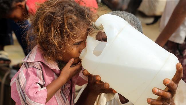 A Yemeni girl drinks water collected from a well in an impoverished village on the outskirts of the port city of Hudaydah, on July 23, 2017. (Photo by AFP)