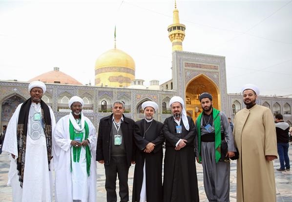 ضيوف المؤتمر الدولي محبي أهل البيت(ع) وقضية التكفيريين يتشرفون بزيارة الحرم الرضوي الشريف