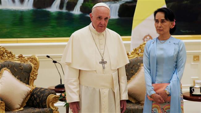 Pope Francis stands with Myanmar’s de facto leader Aung San Suu Kyi (R) during their meeting in Naypyidaw, Myanmar, on November 28, 2017. (Photo by AFP)